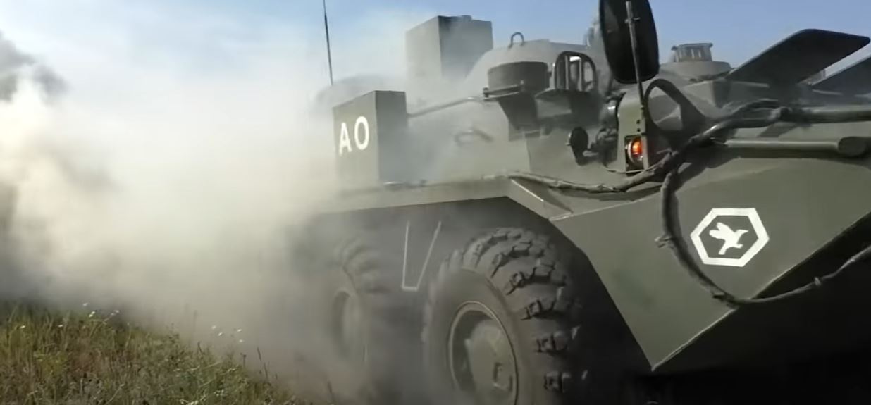 (Видео) Русите испратија тенкови на бојното поле, поп ги благослови