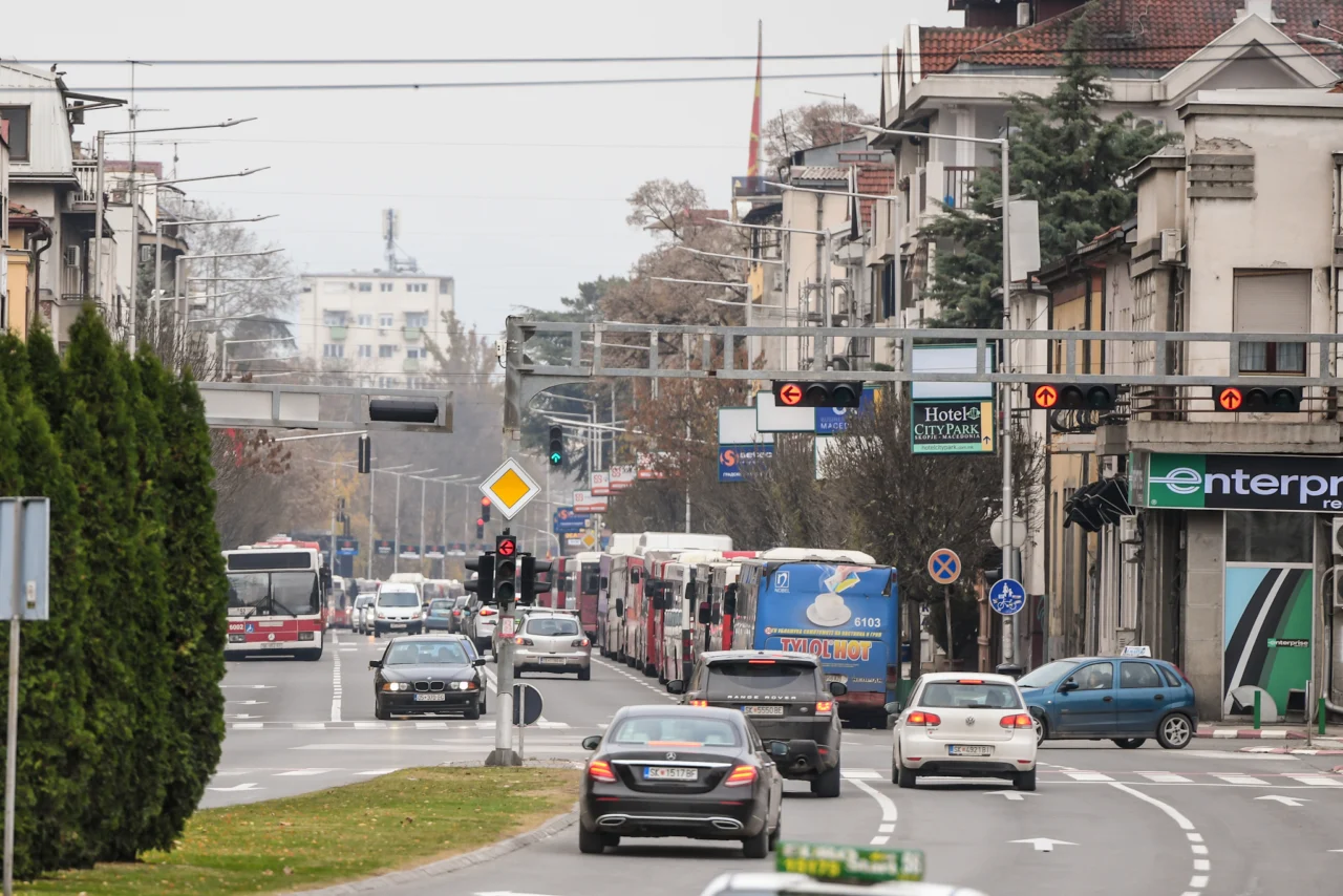 ХАОС НИЗ СКОПЈЕ – Почна блокадата на превозниците, избегнувајте ги од овие улици – Кој ќе ја надомести штетата од милиони евра врз граѓаните и бизнисите?