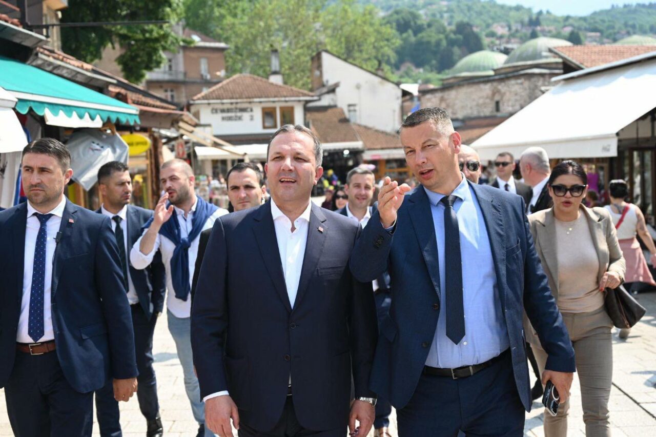 Спасовски: Заедно со претставници на македонската дијаспора и мојот драг босански колега, министерот Ненад Нешиќ, сме на прошетка низ сараевска Башчаршија