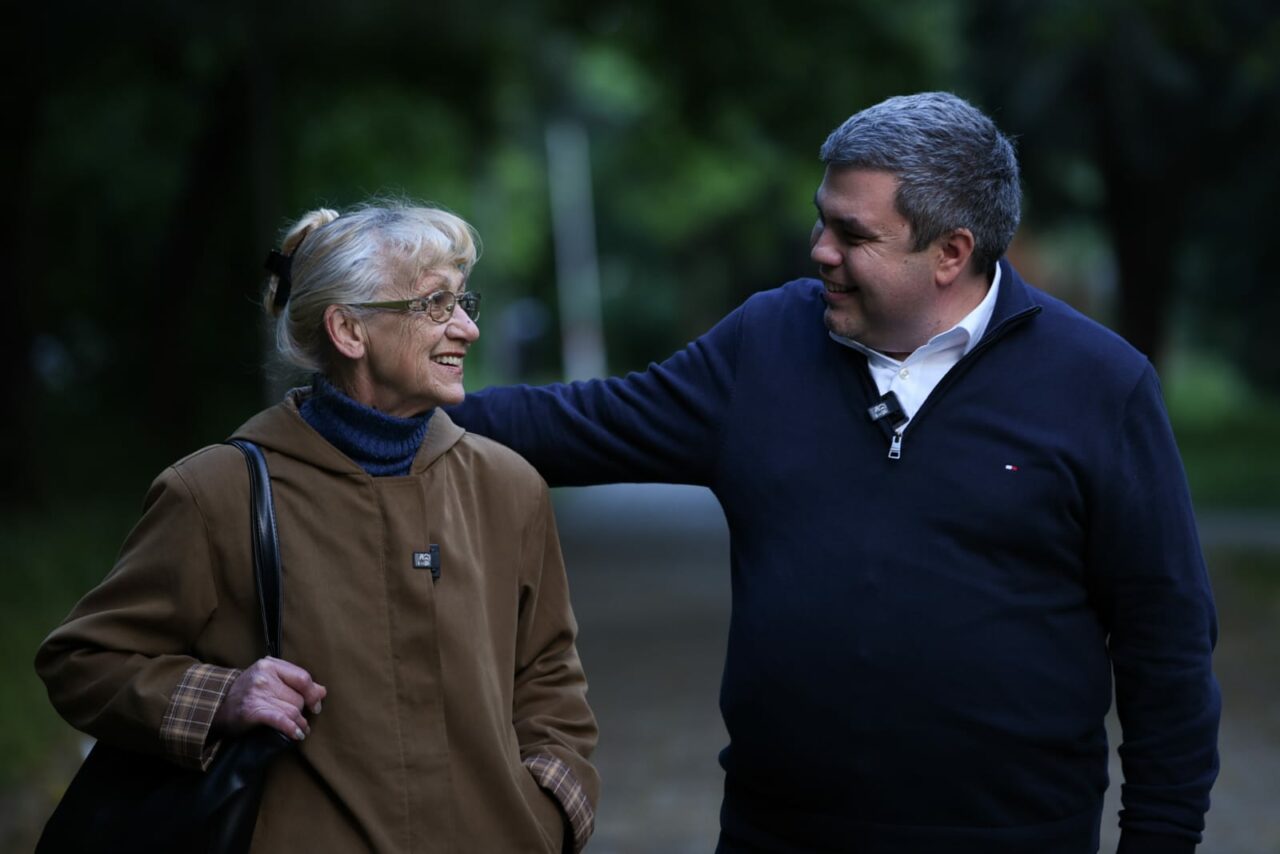 Маричиќ во разговор со пензионерка од Карпош: Должни сме и обврзани да работиме да имате мирни и спокојни пензионерски денови