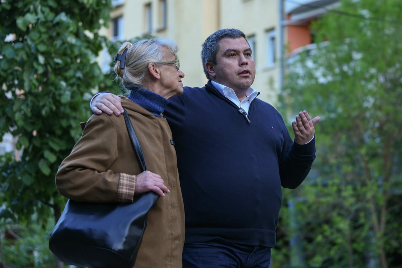 Маричиќ на средба со пензионерка од Карпош: Како што растат внуците, така нека растат и пензиите