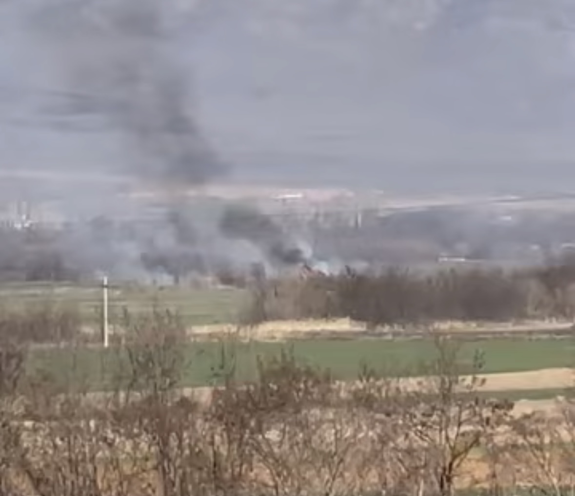 (Видео) Запалени стрништа низ Пелагонија, црн и густ чад се движи кон Прилеп, никој не презема ништо