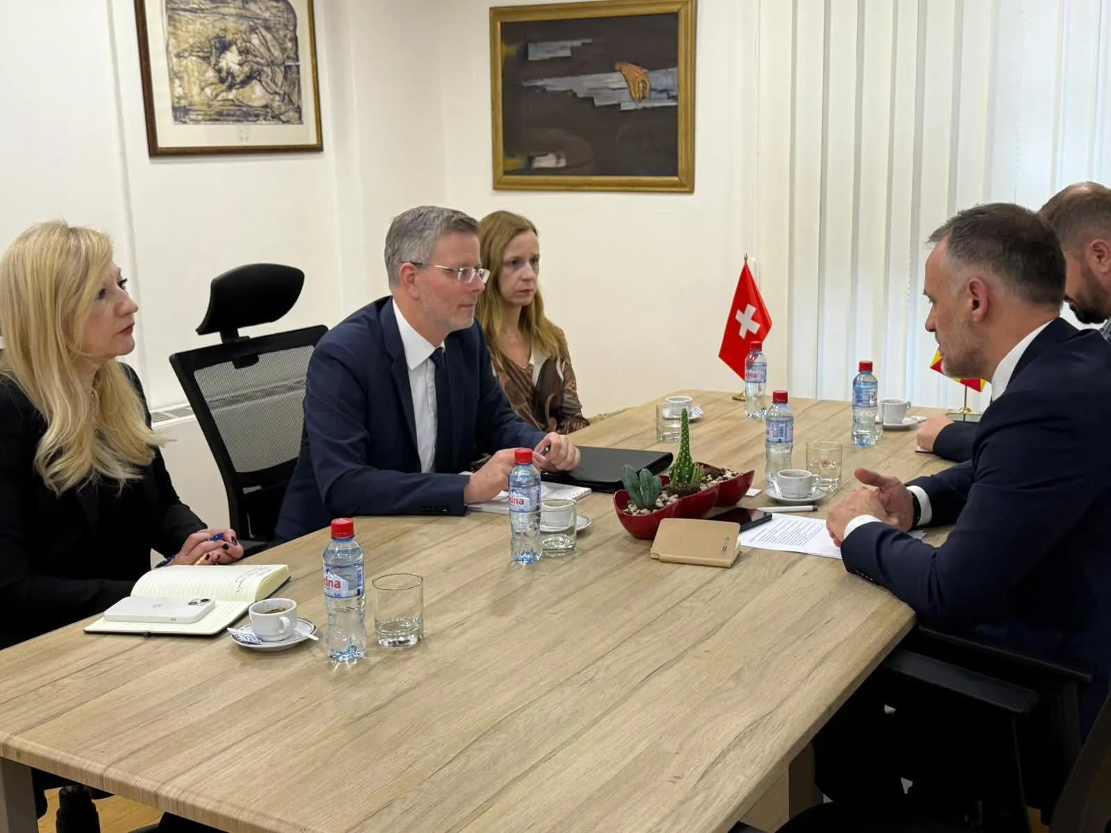 Заменик претседателот на Владата Фетаи на средба со швајцарскиот амбасадор Сомер